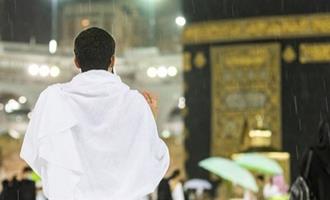 بارش باران در مسجدالحرام، زائران خارجی را غافلگیر کرد+عکس 