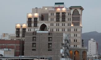 نصب پرچم جمهوری اسلامی ایران بر فراز ساختمان بعثه و ستاد حج در مدینه