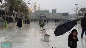 حال و هوای زائران هم‌زمان با بارش باران در کربلا و نجف+عکس